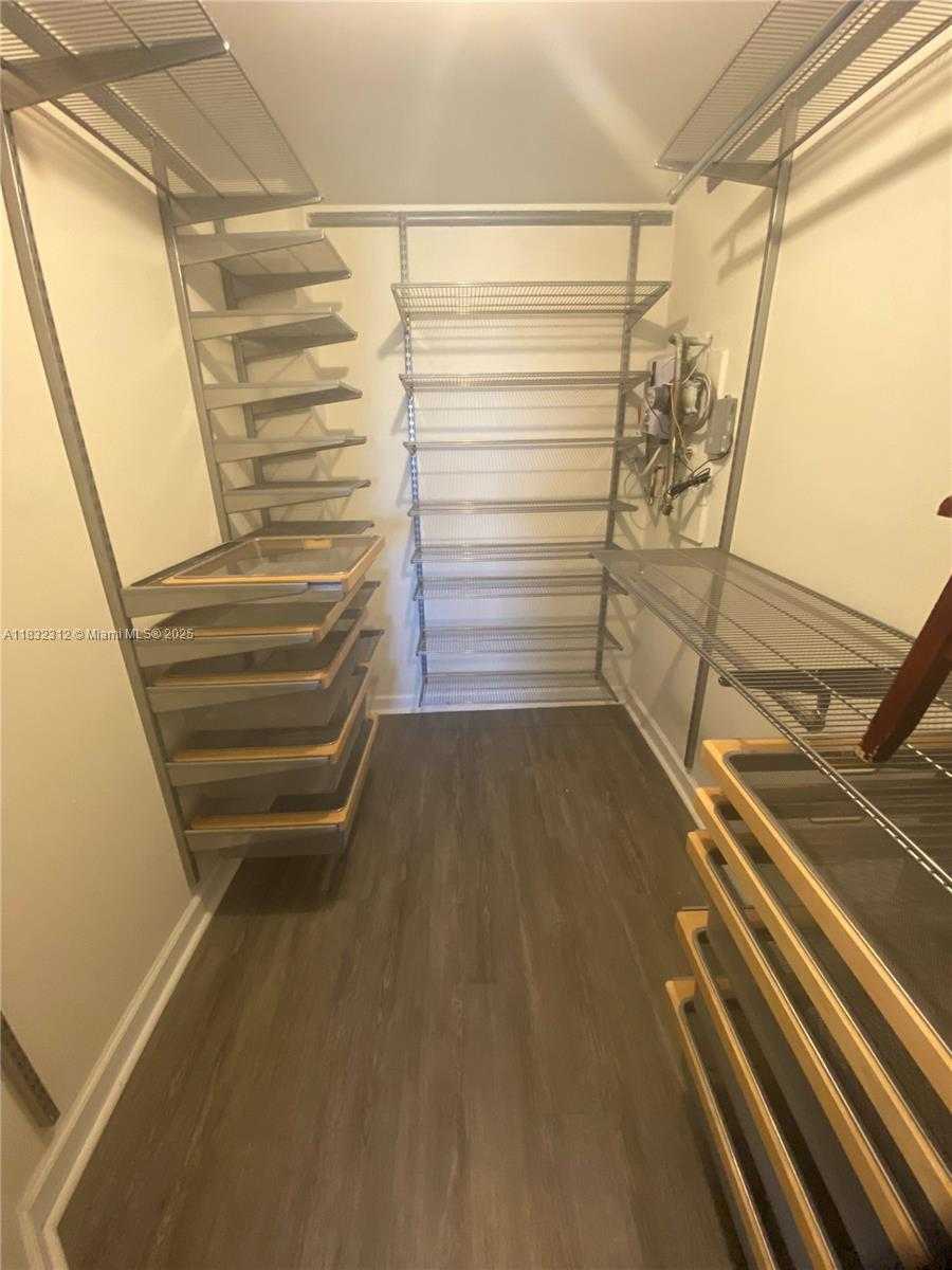 Small Image of 8290 LAKE DR #538, Doral Number 11