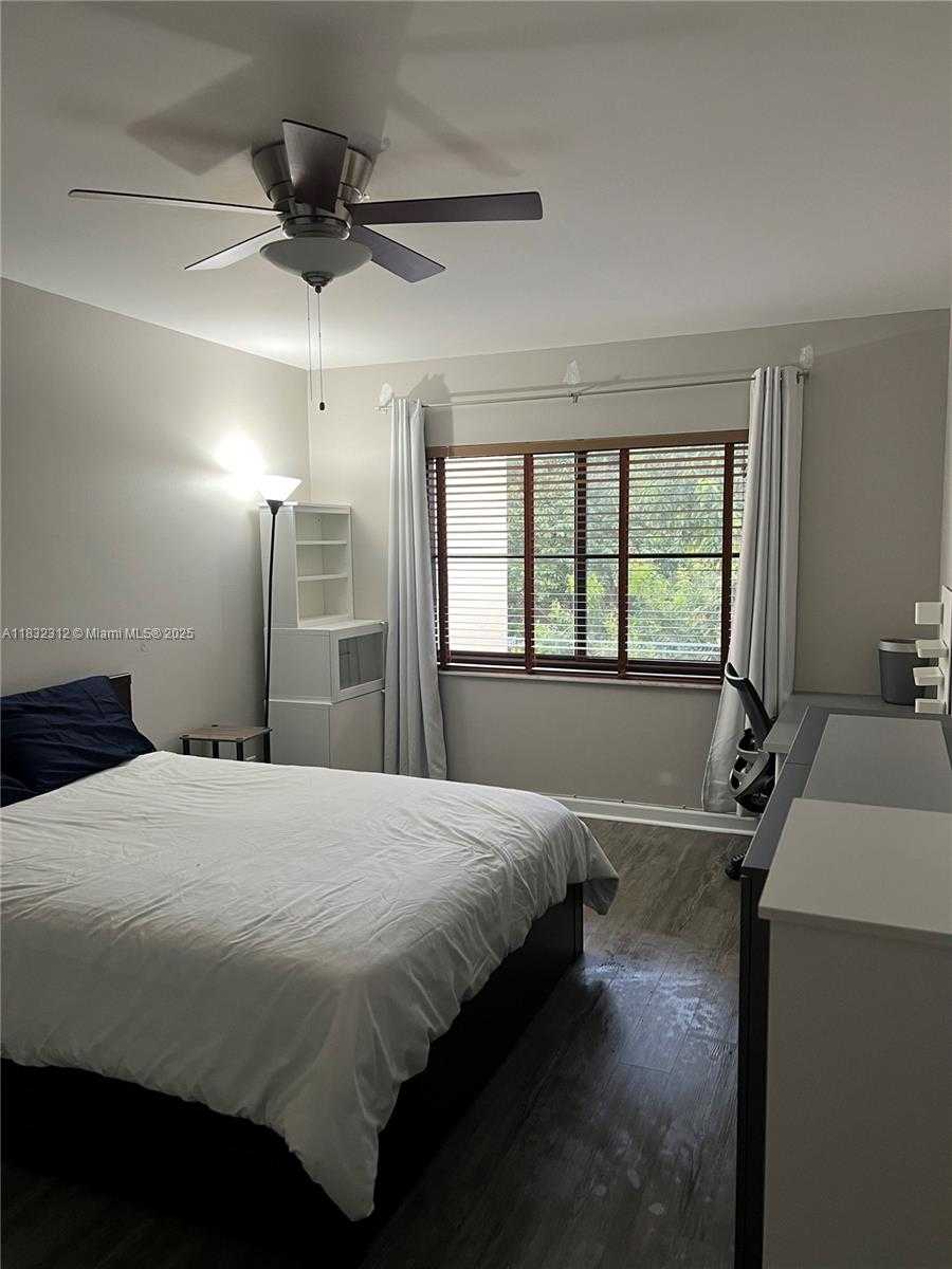 Small Image of 8290 LAKE DR #538, Doral Number 12
