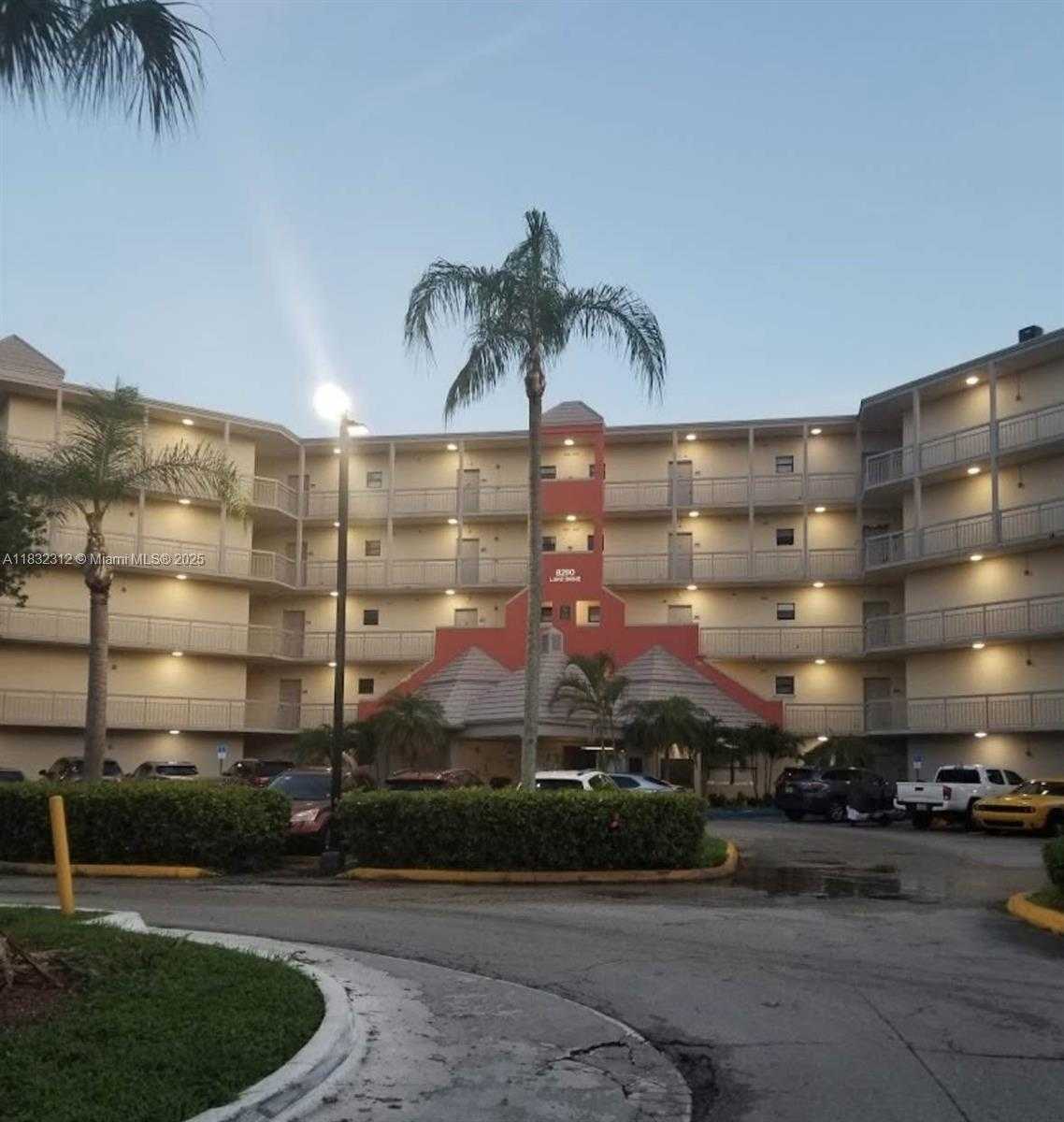 Small Image of 8290 LAKE DR #538, Doral Number 13