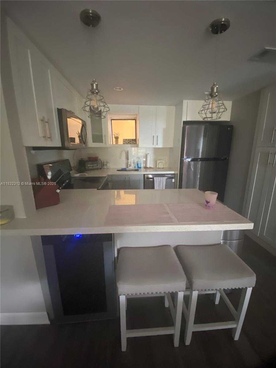 Small Image of 8290 LAKE DR #538, Doral Number 4