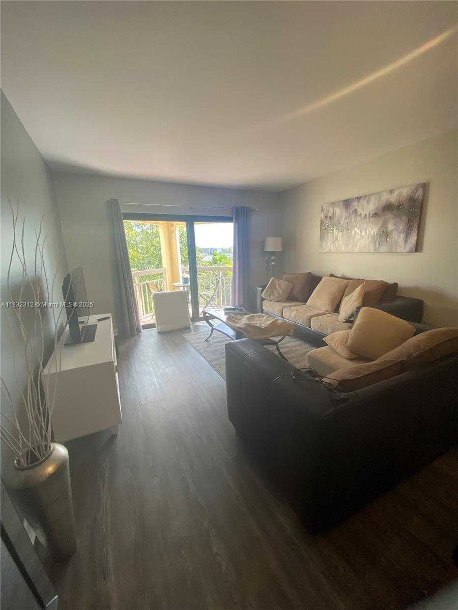 Small Image of 8290 LAKE DR #538, Doral Number 5