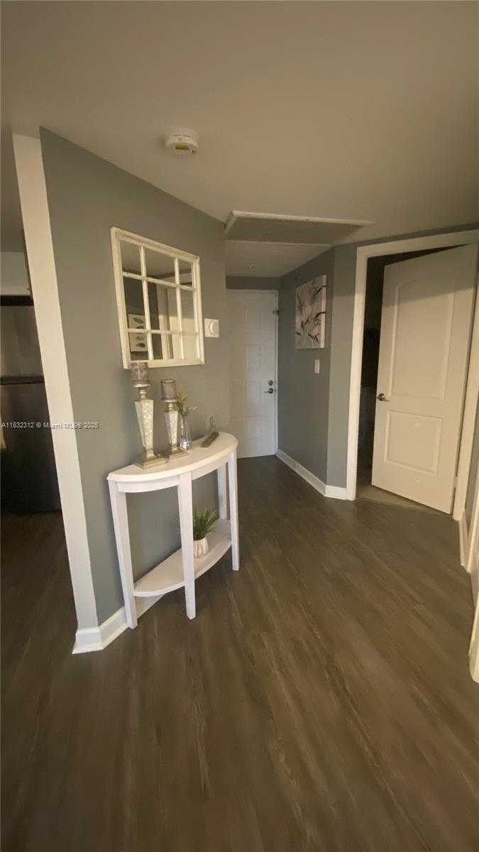 Small Image of 8290 LAKE DR #538, Doral Number 6