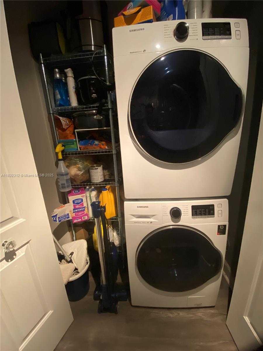 Small Image of 8290 LAKE DR #538, Doral Number 7