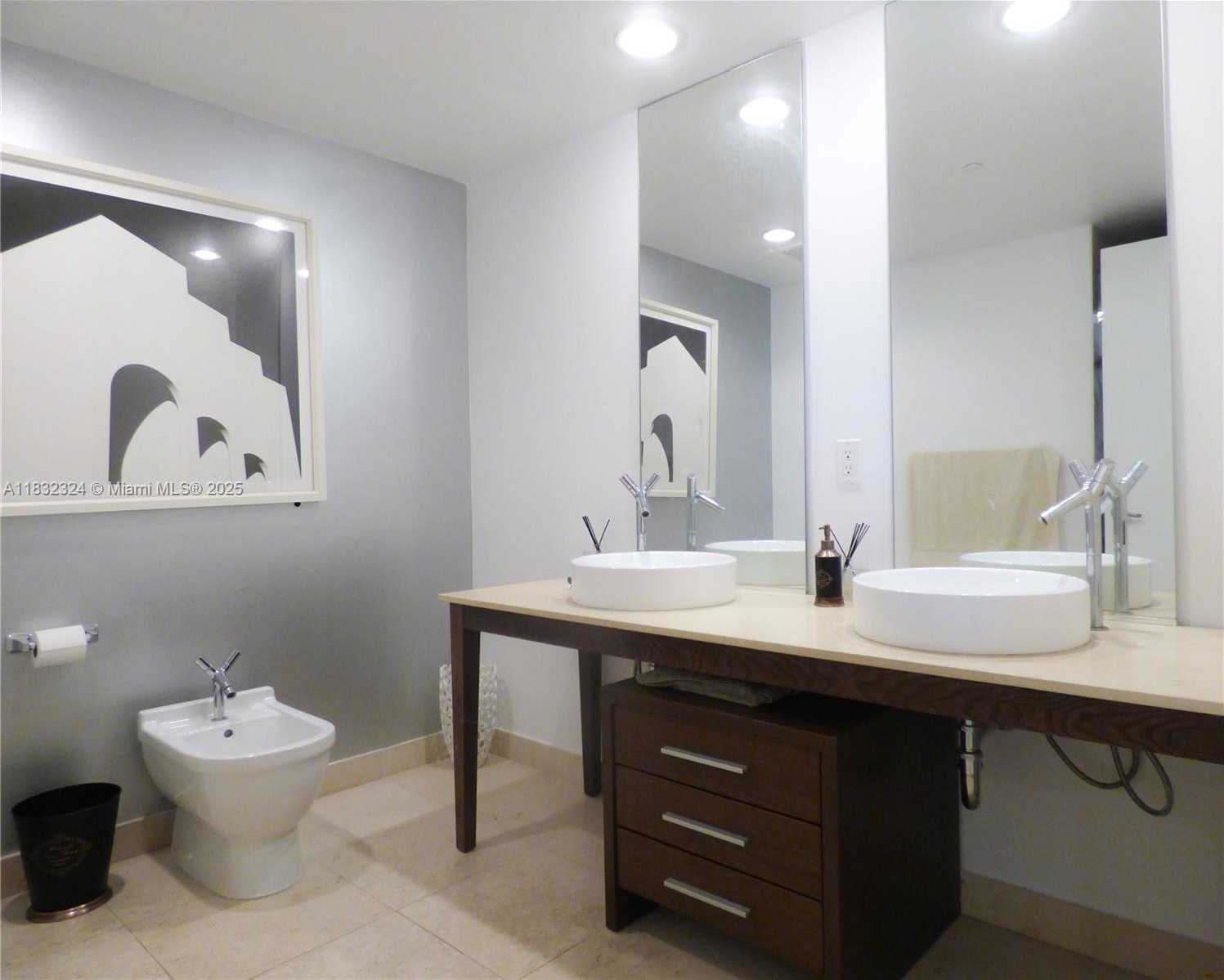 Small Image of 495 BRICKELL AVE #3708, Miami Number 6