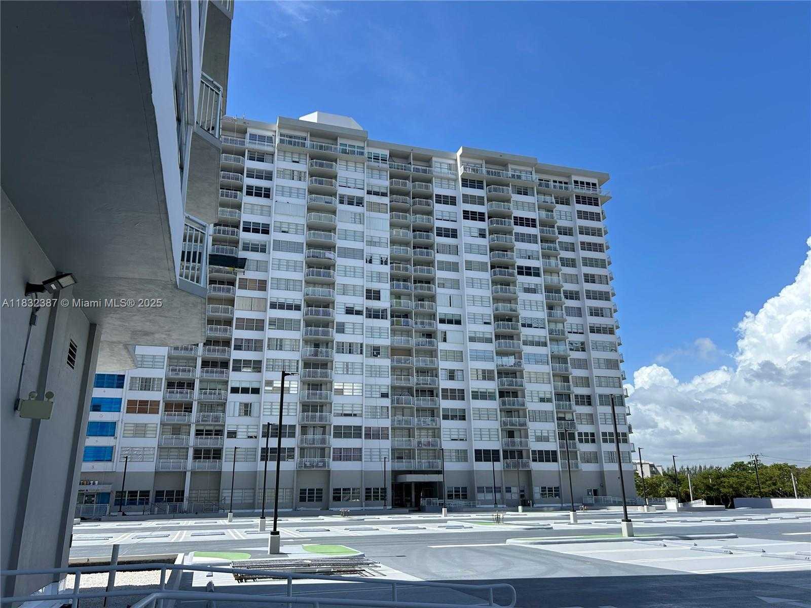 Small Image of 18031 BISCAYNE BLVD #904, Aventura Number 21
