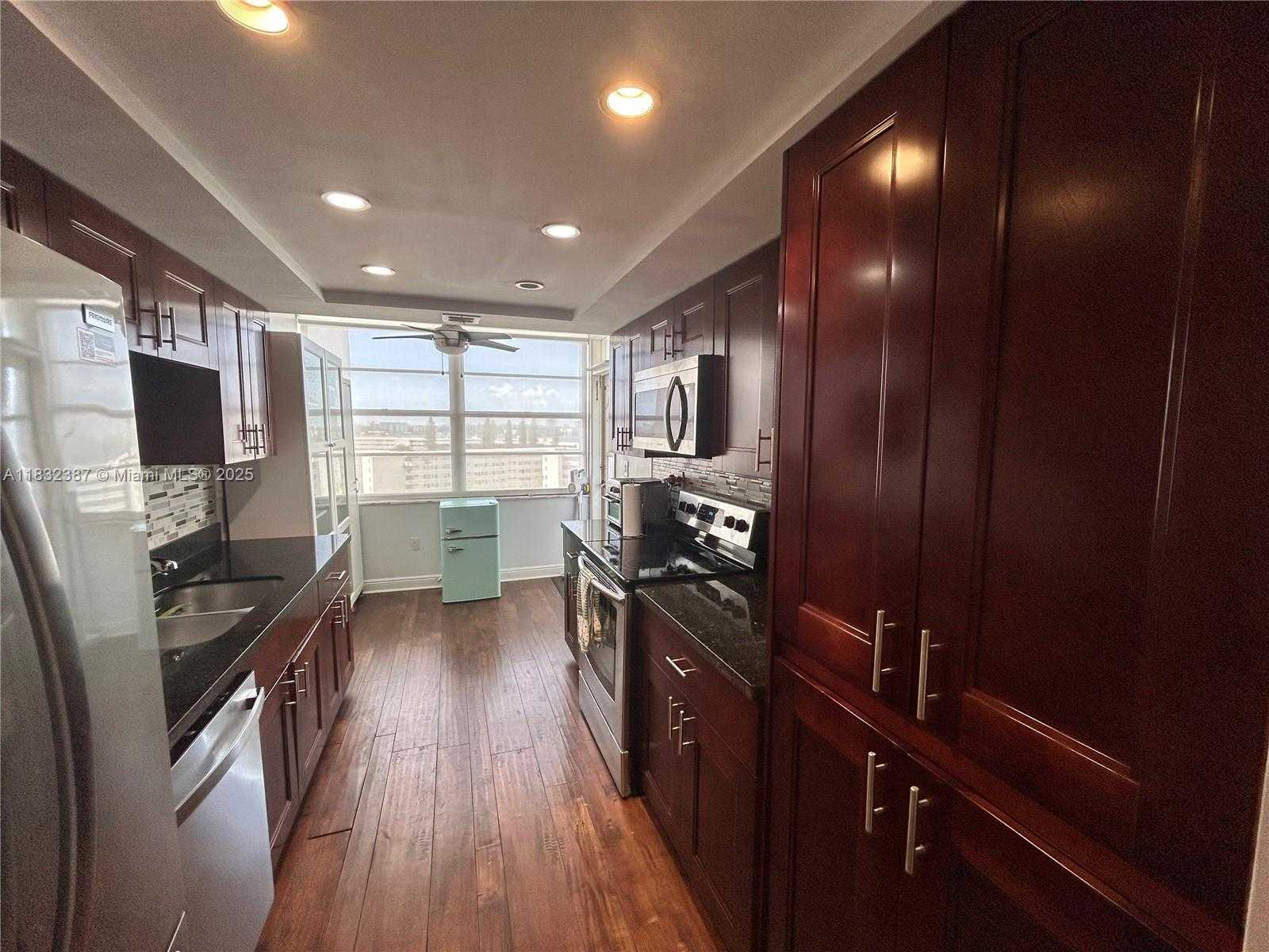 Small Image of 18031 BISCAYNE BLVD #904, Aventura Number 9