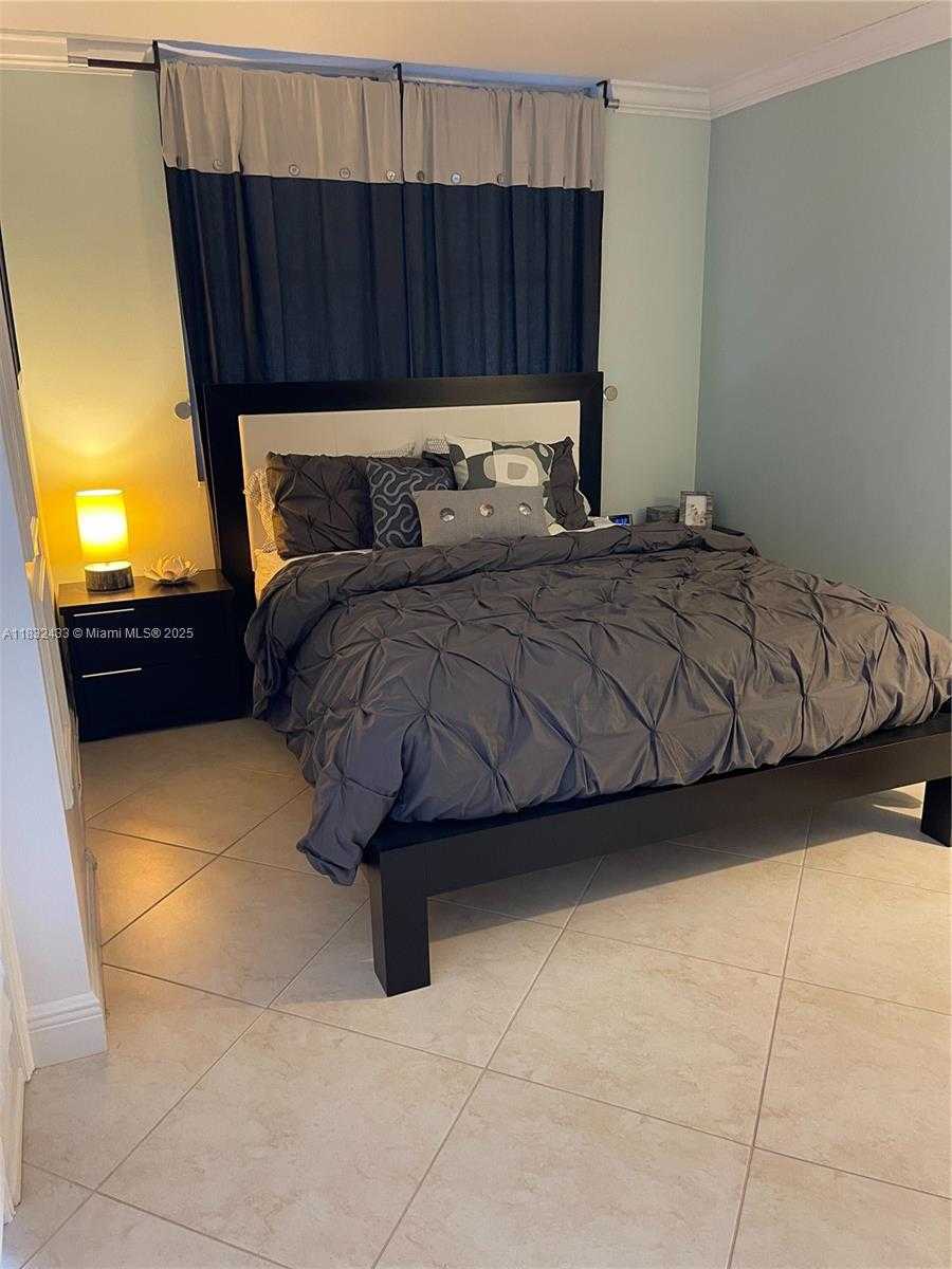 Small Image of 6039 COLLINS AVE #823, Miami Beach Number 11