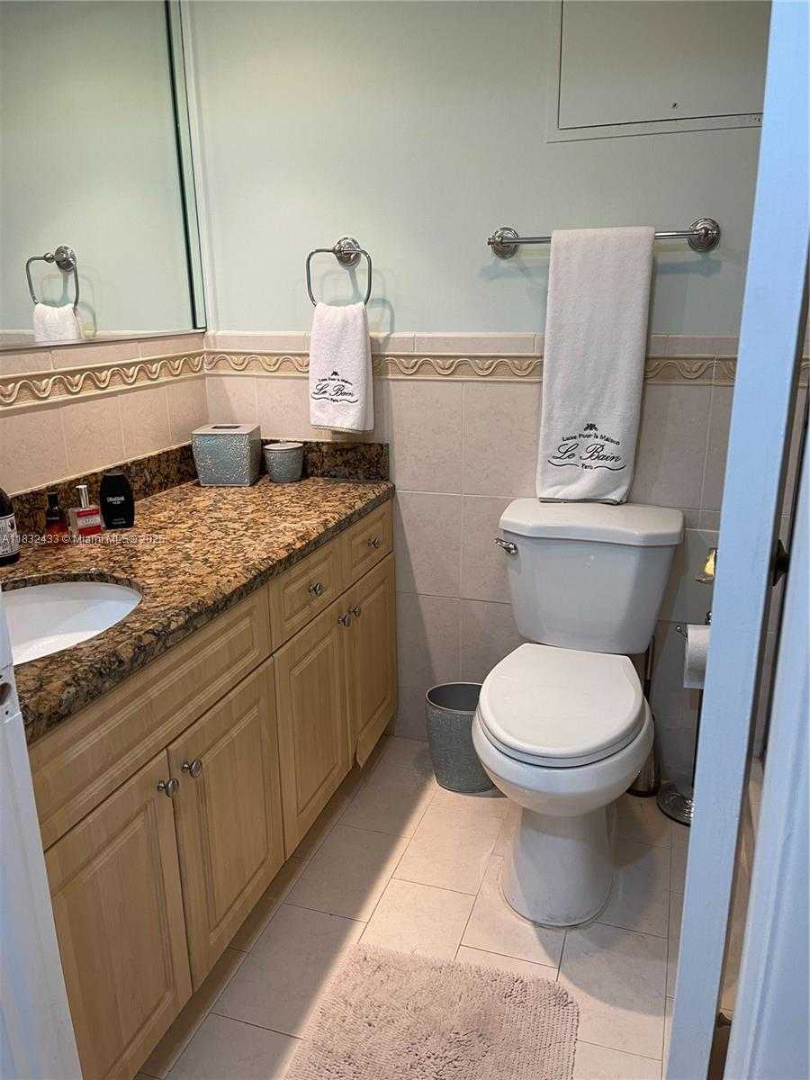 Small Image of 6039 COLLINS AVE #823, Miami Beach Number 13