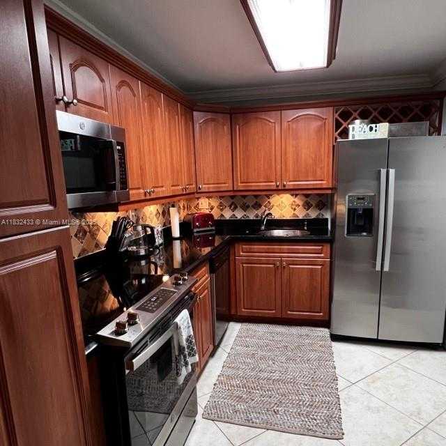 Small Image of 6039 COLLINS AVE #823, Miami Beach Number 3