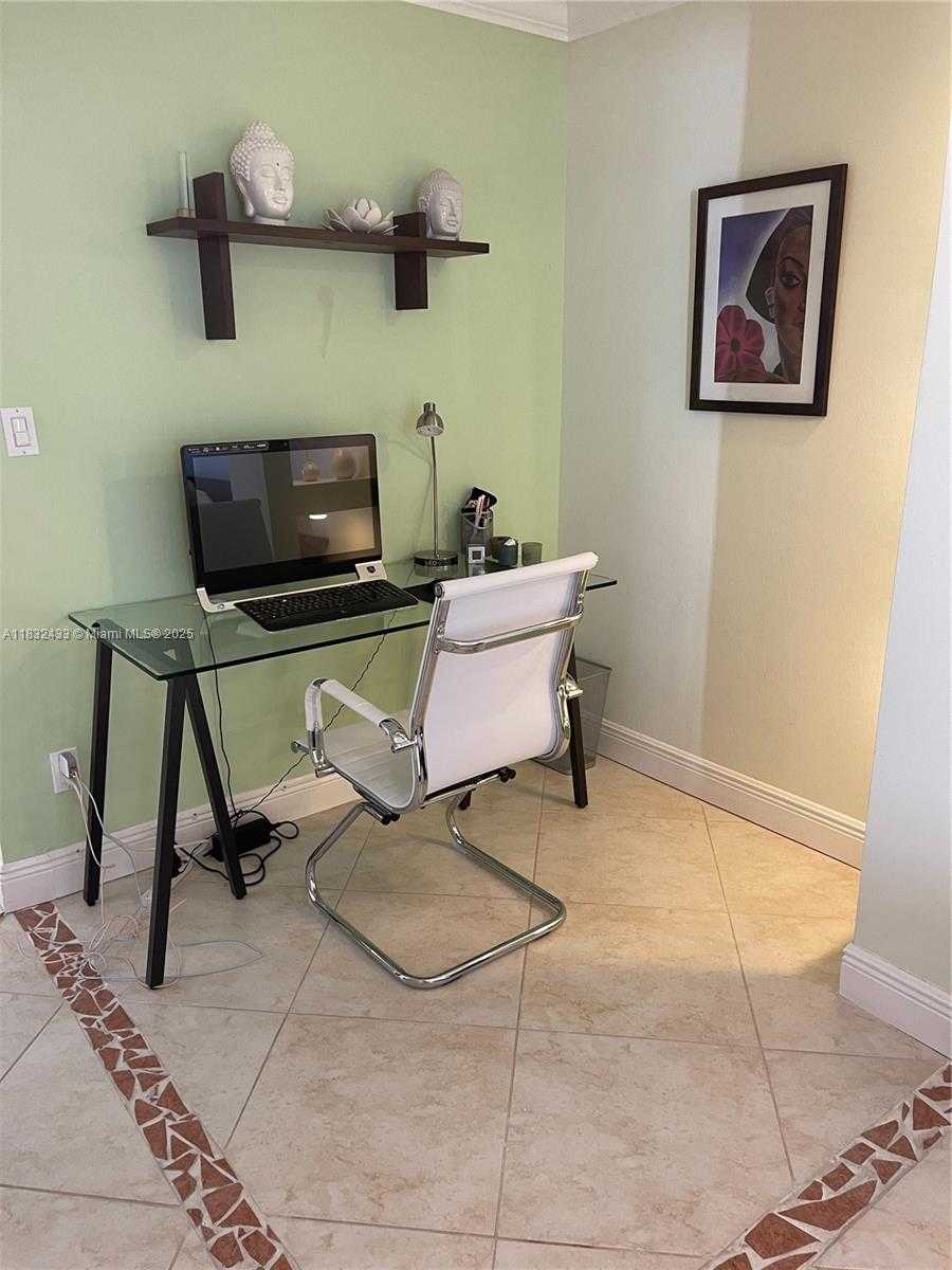 Small Image of 6039 COLLINS AVE #823, Miami Beach Number 8