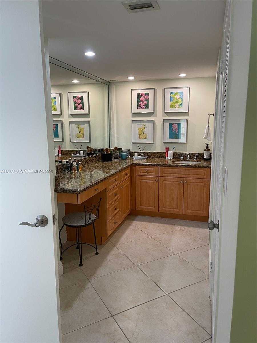 Small Image of 6039 COLLINS AVE #823, Miami Beach Number 9