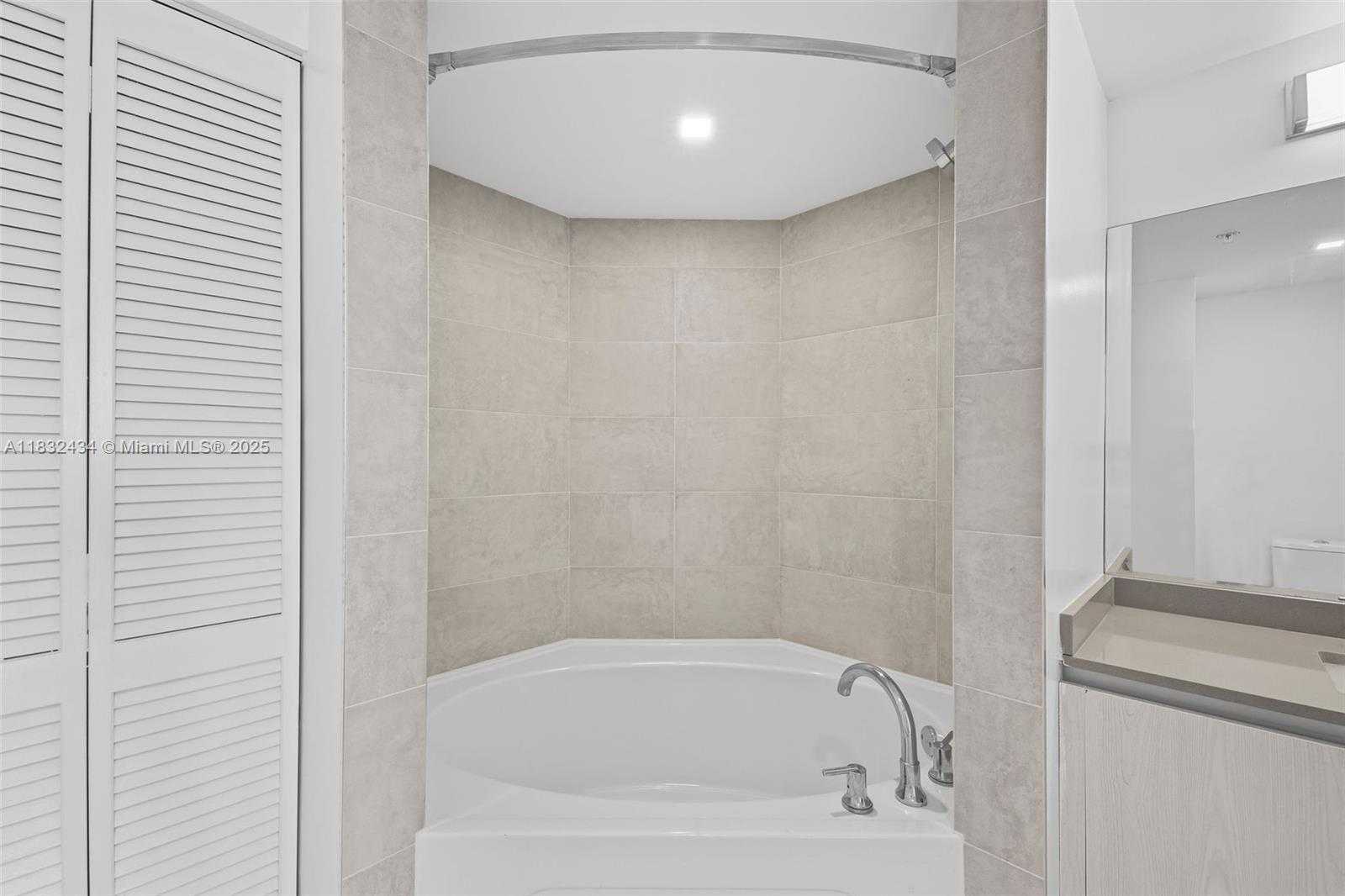 Small Image of 1500 BAY RD #M-0823, Miami Beach Number 23