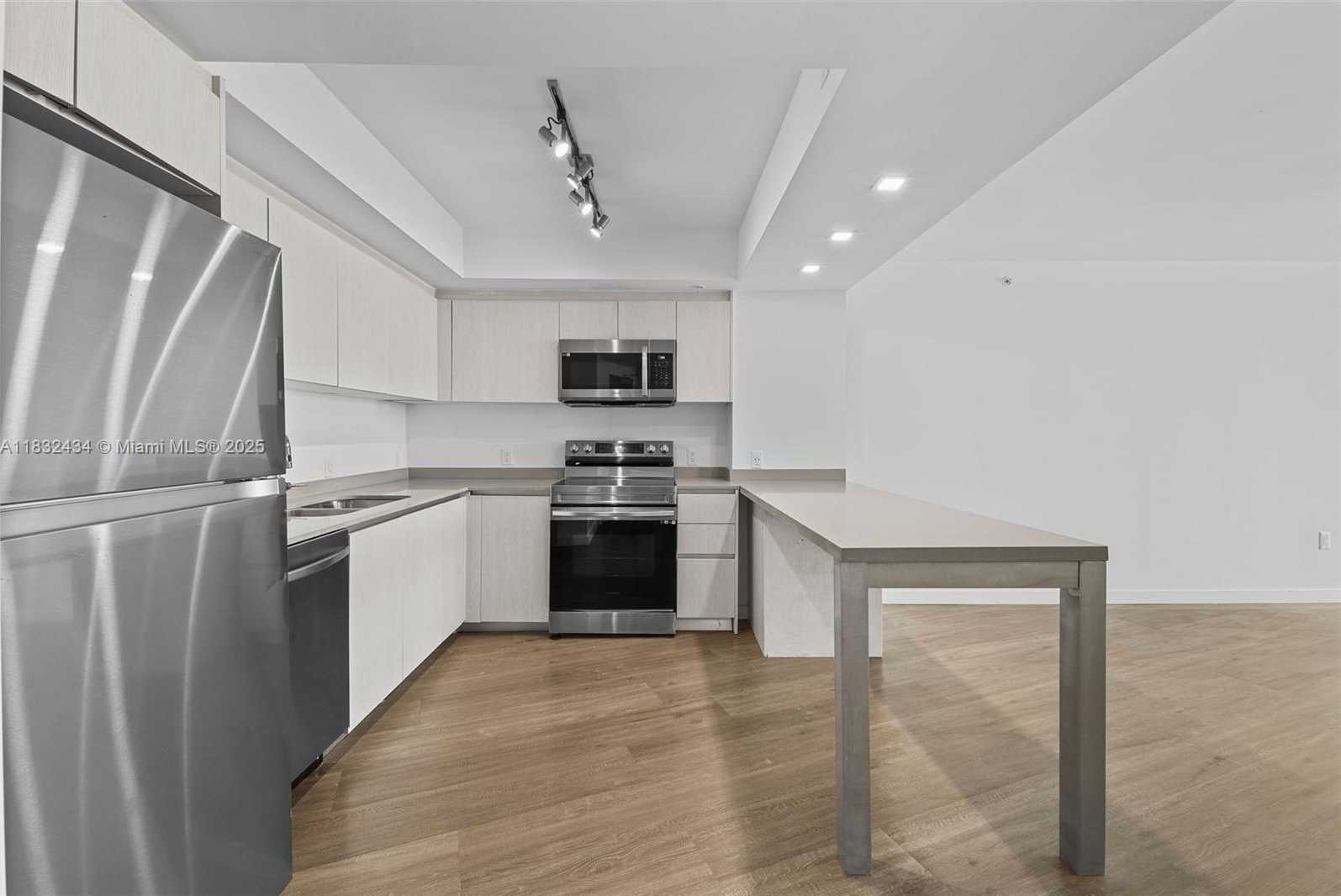 Small Image of 1500 BAY RD #M-0823, Miami Beach Number 3