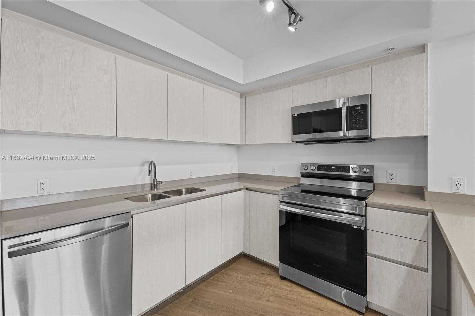 Small Image of 1500 BAY RD #M-0823, Miami Beach Number 4