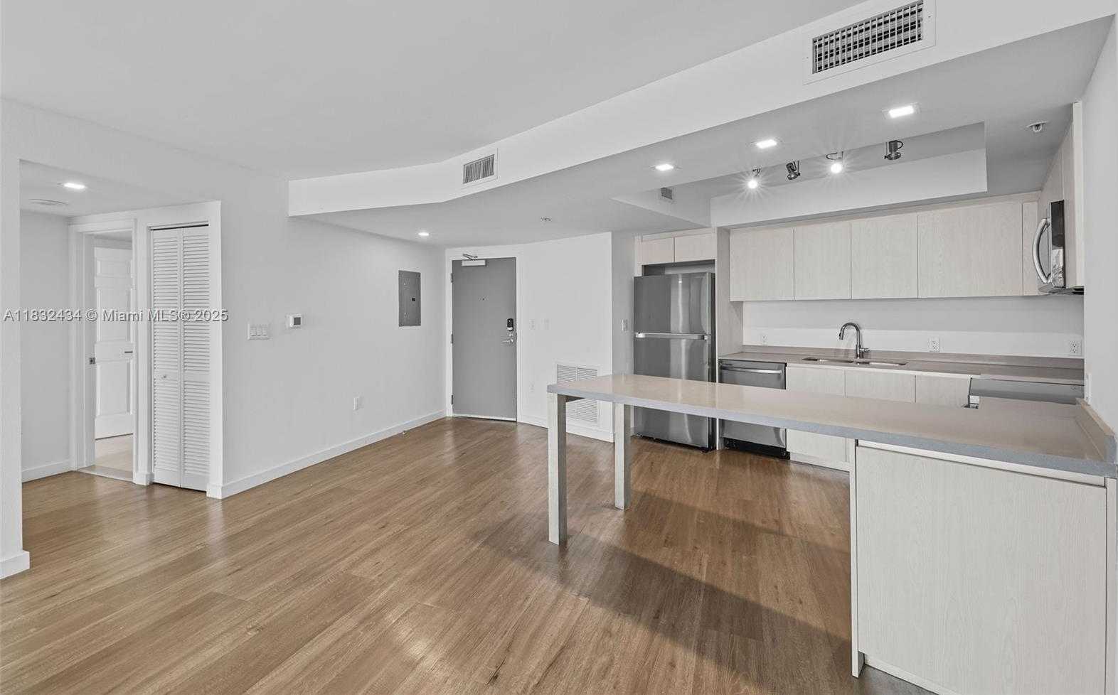Small Image of 1500 BAY RD #M-0823, Miami Beach Number 5
