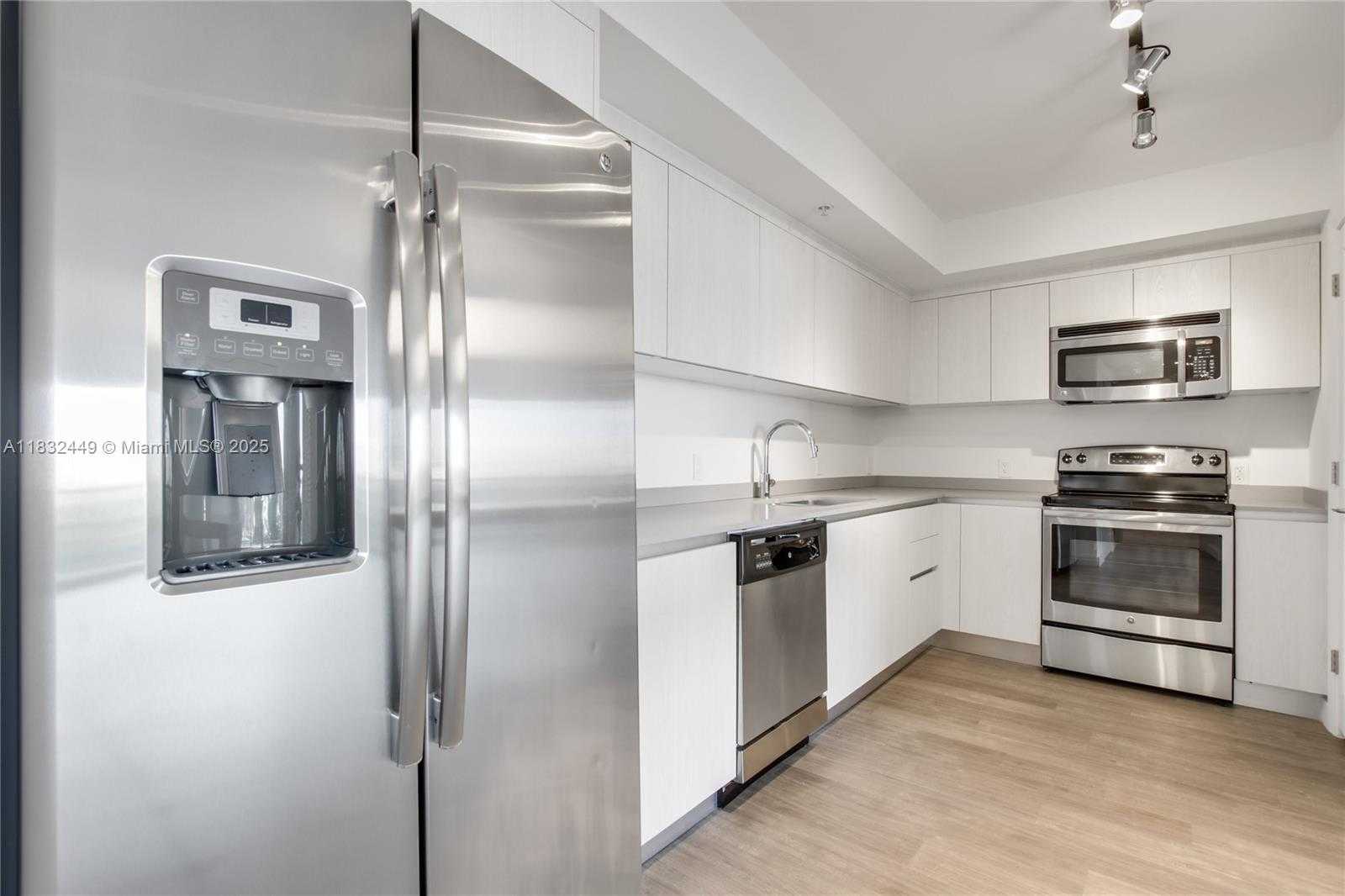 Small Image of 1500 BAY RD #M-0414, Miami Beach Number 3