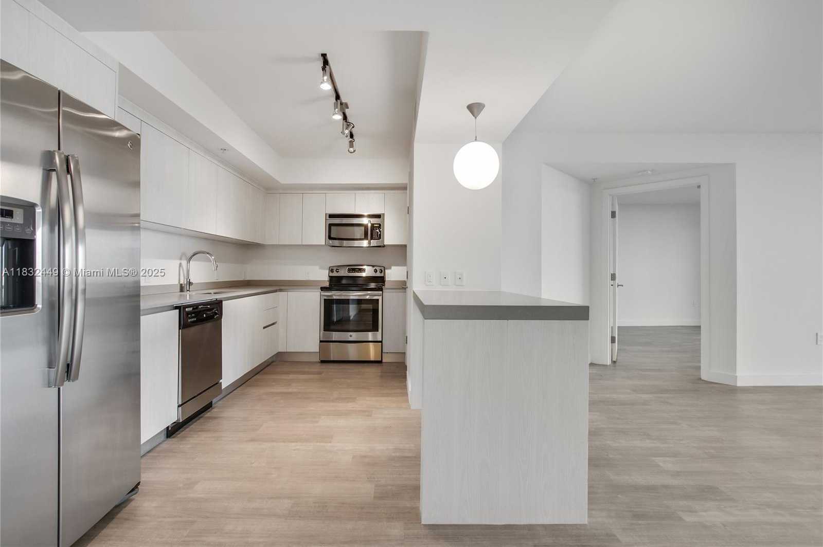 Small Image of 1500 BAY RD #M-0414, Miami Beach Number 4