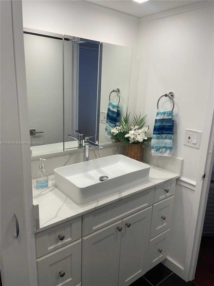 Small Image of 5701 COLLINS AVE #805, Miami Beach Number 20