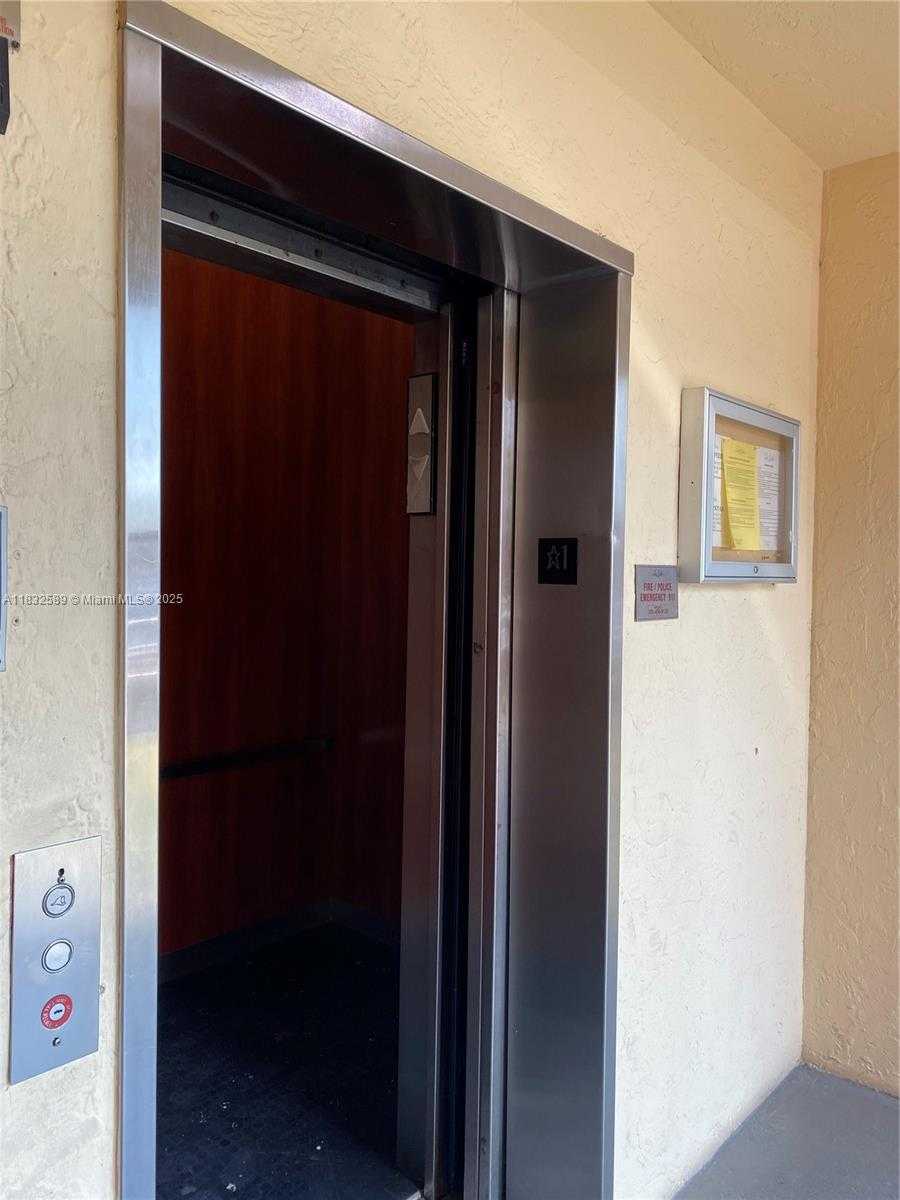 Small Image of 8100 GENEVA CT #339, Doral Number 15