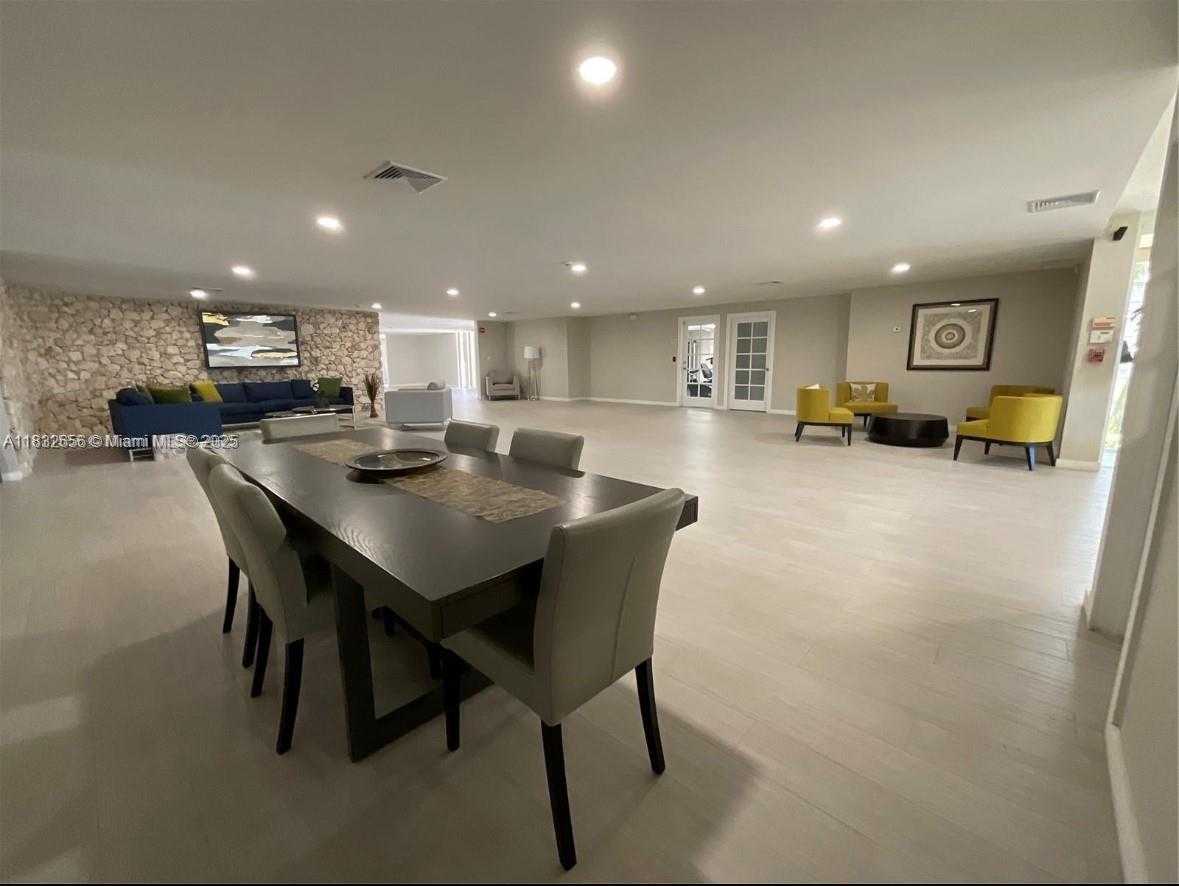 Small Image of Miami Number 12