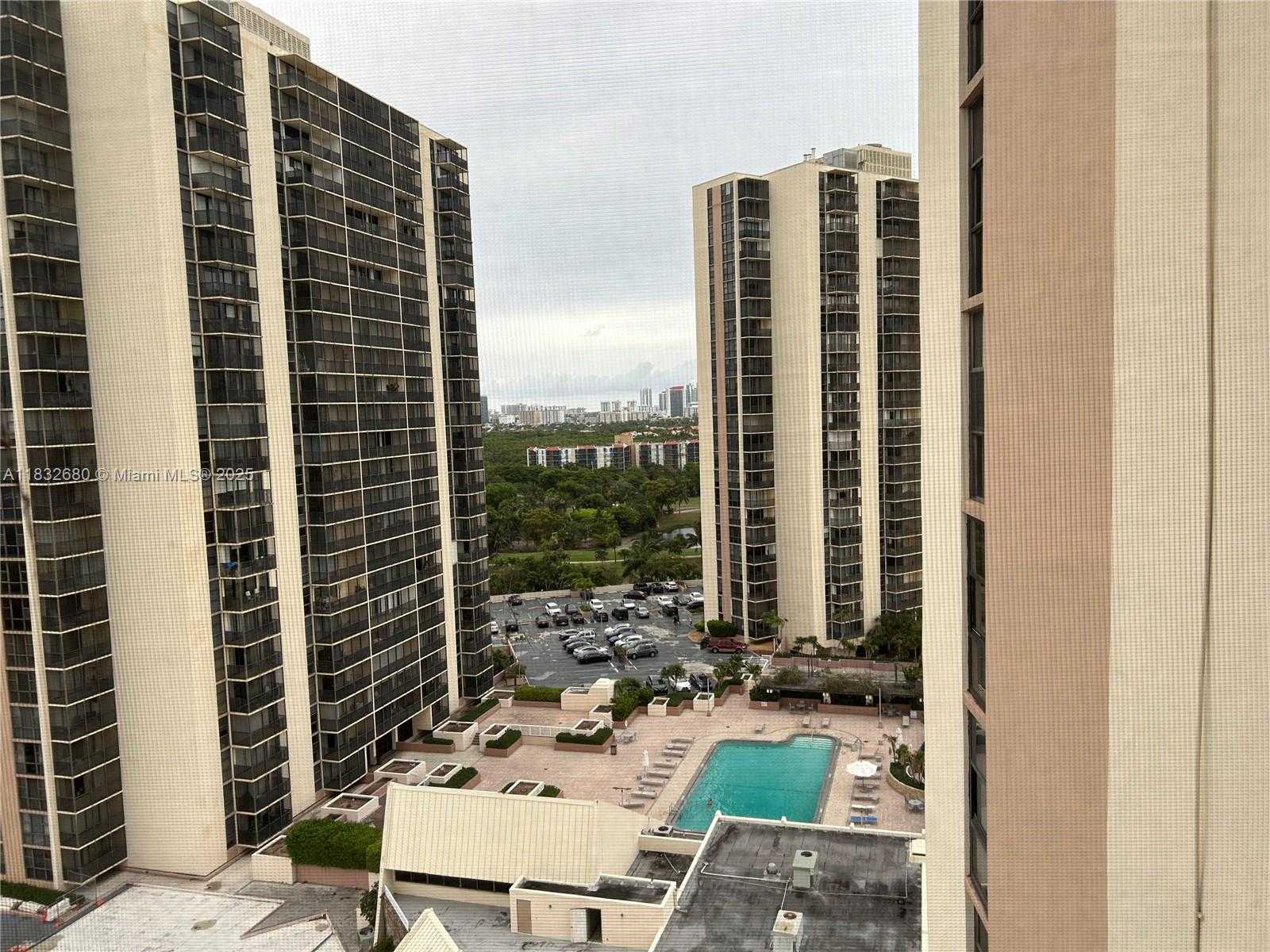 Small Image of 20335 E Country Club Dr, Aventura, FL 33180, USA Number 17