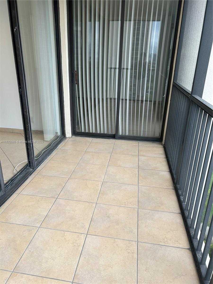 Small Image of 20335 E Country Club Dr, Aventura, FL 33180, USA Number 18