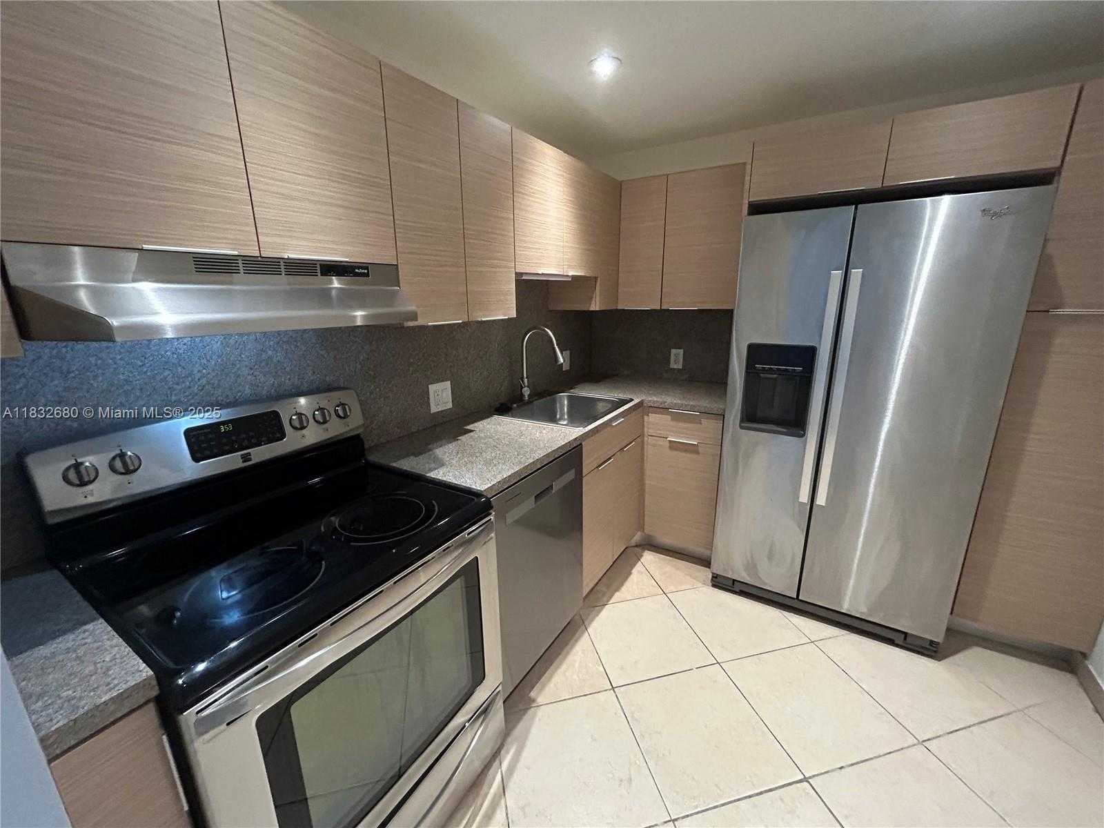 Small Image of 20335 E Country Club Dr, Aventura, FL 33180, USA Number 20