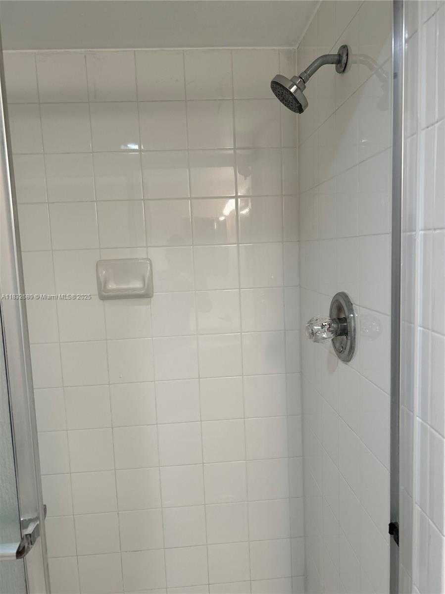 Small Image of 20335 E Country Club Dr, Aventura, FL 33180, USA Number 28
