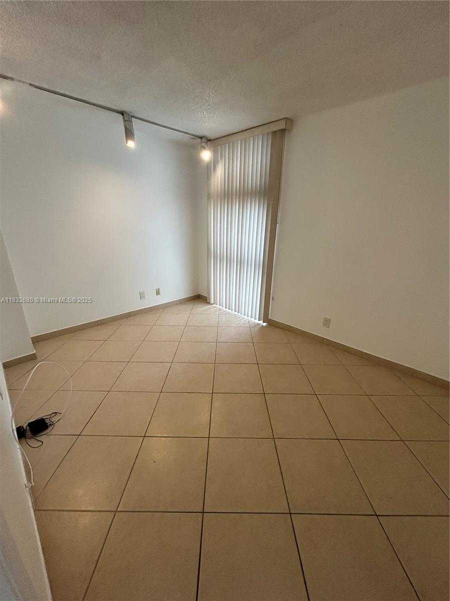 Small Image of 20335 E Country Club Dr, Aventura, FL 33180, USA Number 31