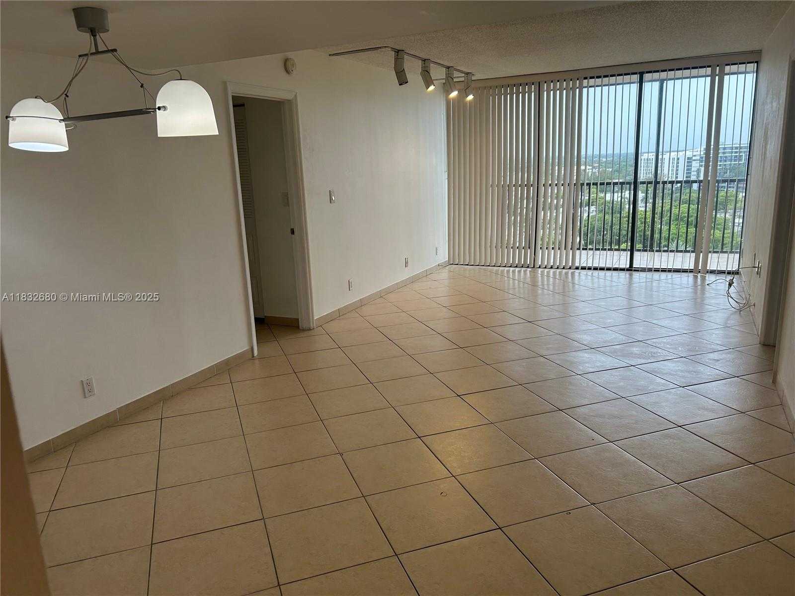 Small Image of 20335 E Country Club Dr, Aventura, FL 33180, USA Number 7