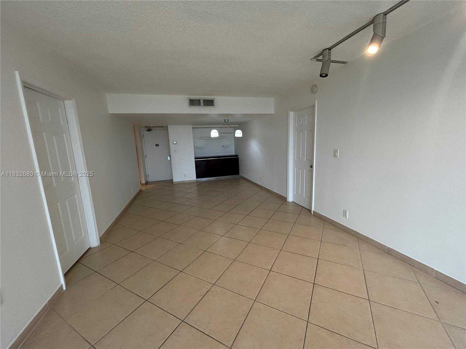 Small Image of 20335 E Country Club Dr, Aventura, FL 33180, USA Number 9