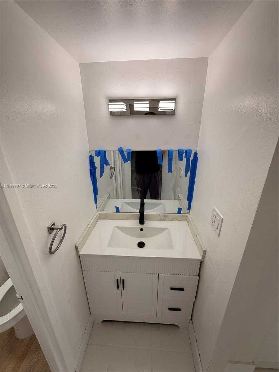 Small Image of 2899 COLLINS AVE #608, Miami Beach Number 10