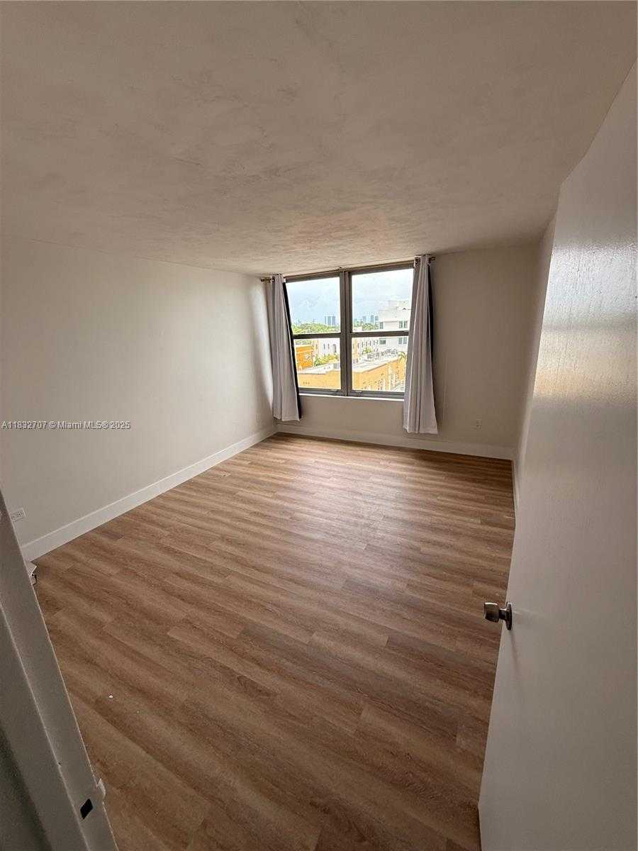 Small Image of 2899 COLLINS AVE #608, Miami Beach Number 3