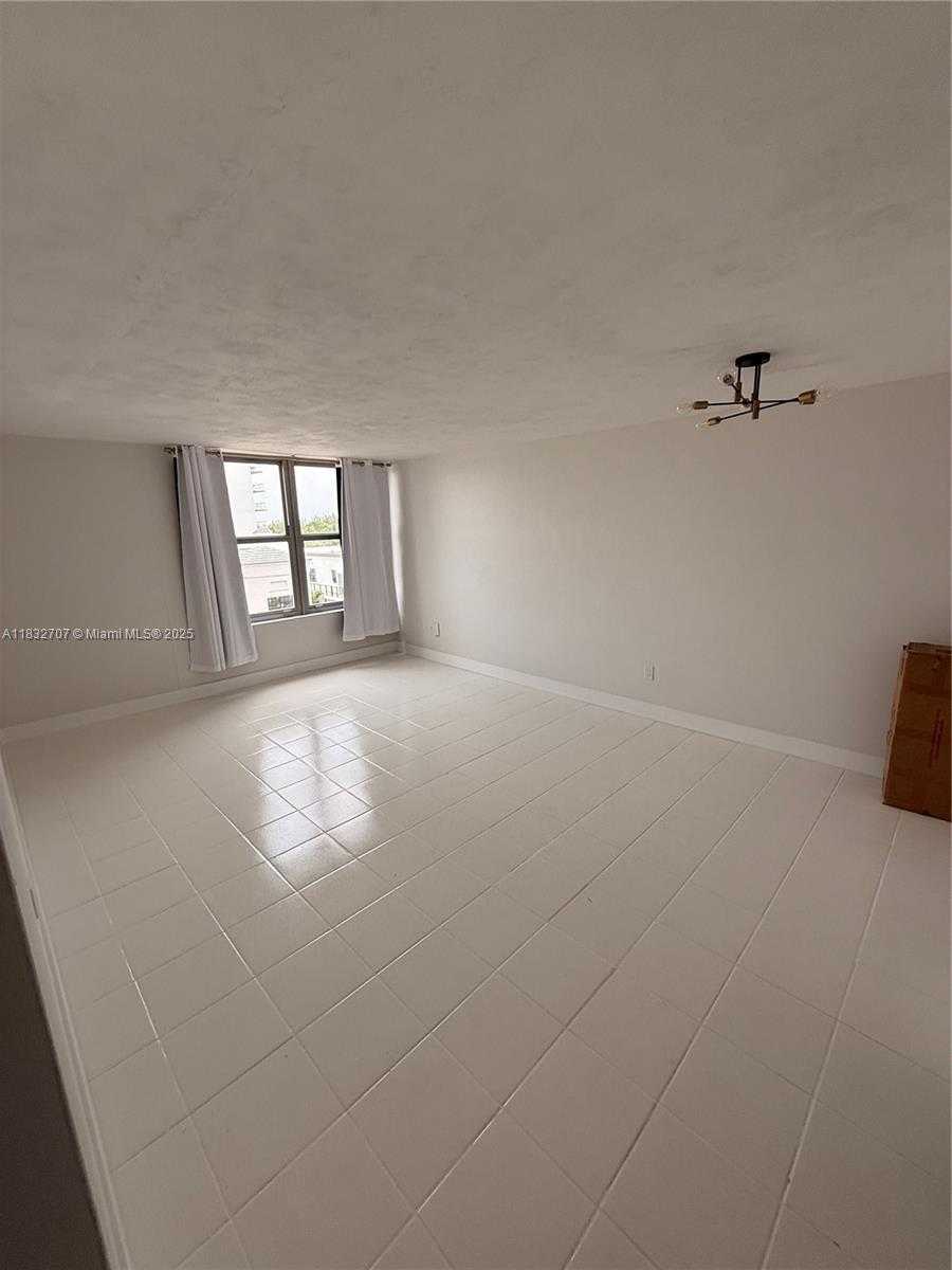 Small Image of 2899 COLLINS AVE #608, Miami Beach Number 6