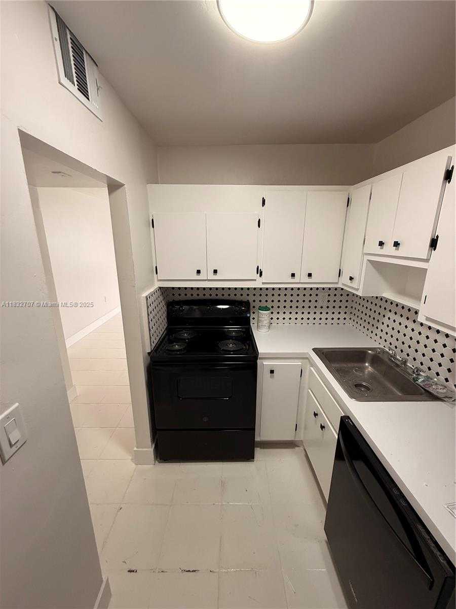 Small Image of 2899 COLLINS AVE #608, Miami Beach Number 7