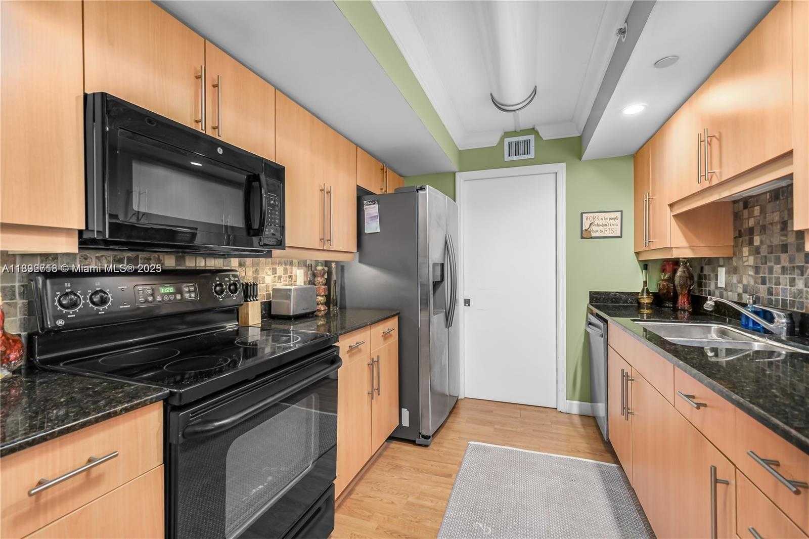 Small Image of 6917 COLLINS AVE #812, Miami Beach Number 4