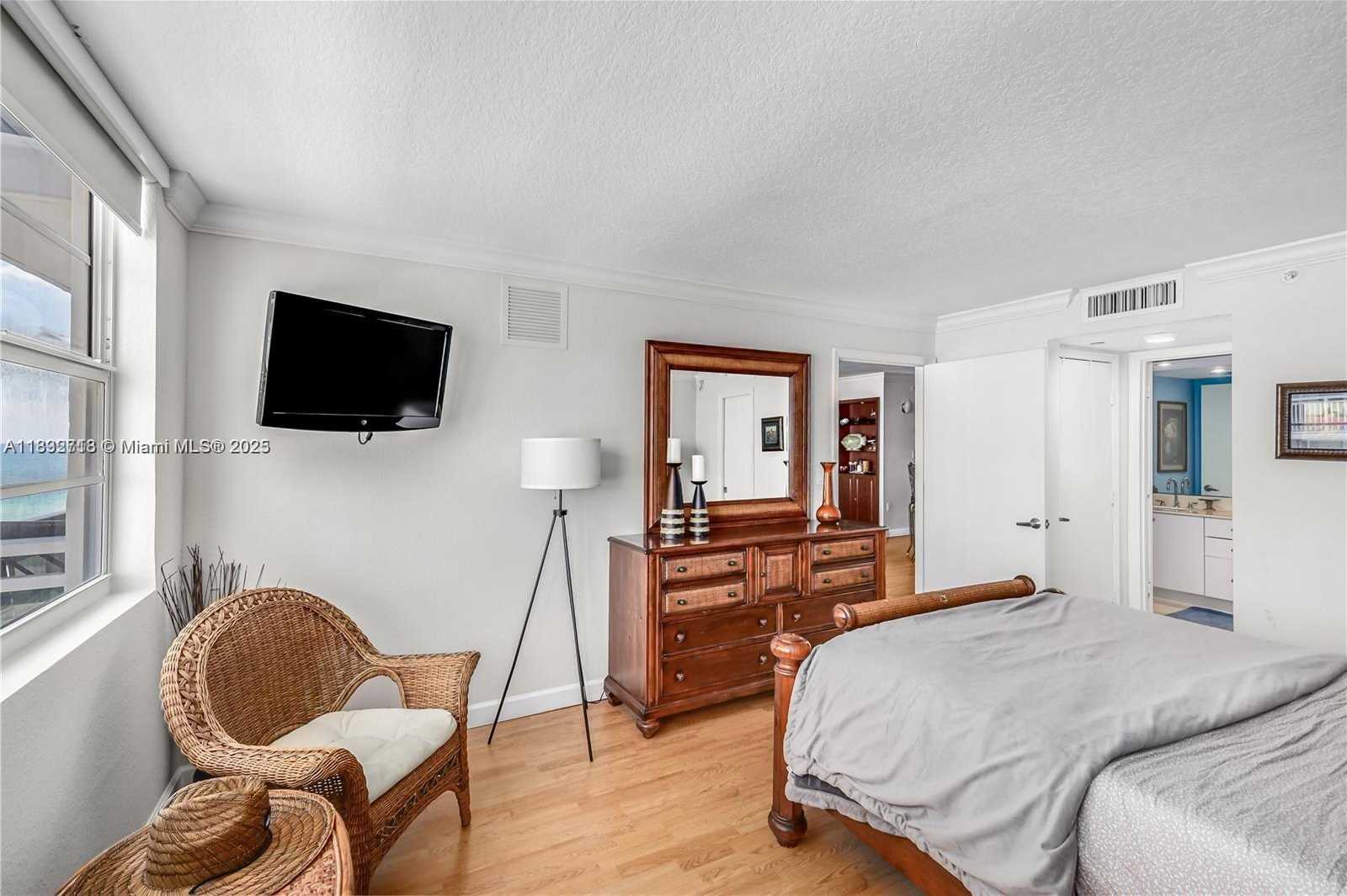 Small Image of 6917 COLLINS AVE #812, Miami Beach Number 5