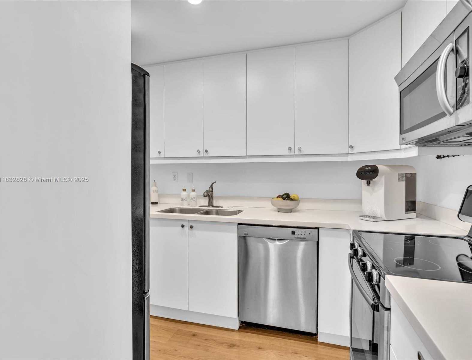 Small Image of 1000 WEST AVE #324, Miami Beach Number 9