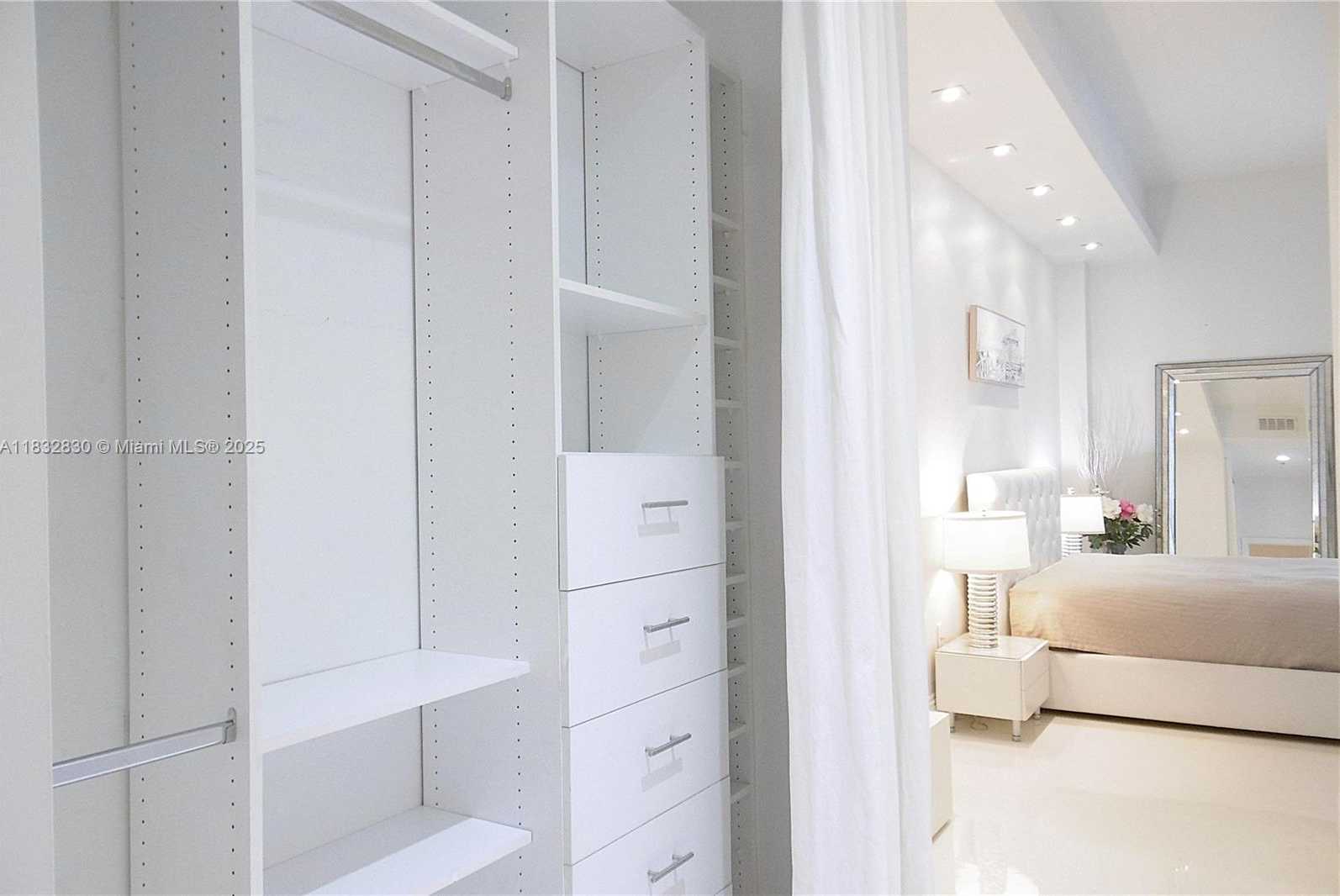 Small Image of 2001 MERIDIAN AVE #525, Miami Beach Number 11