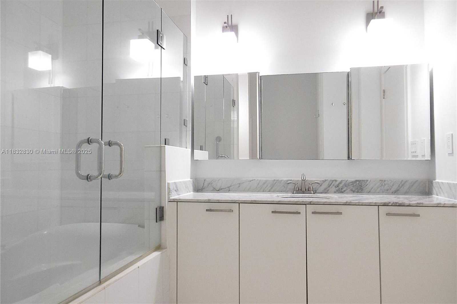 Small Image of 2001 MERIDIAN AVE #525, Miami Beach Number 13
