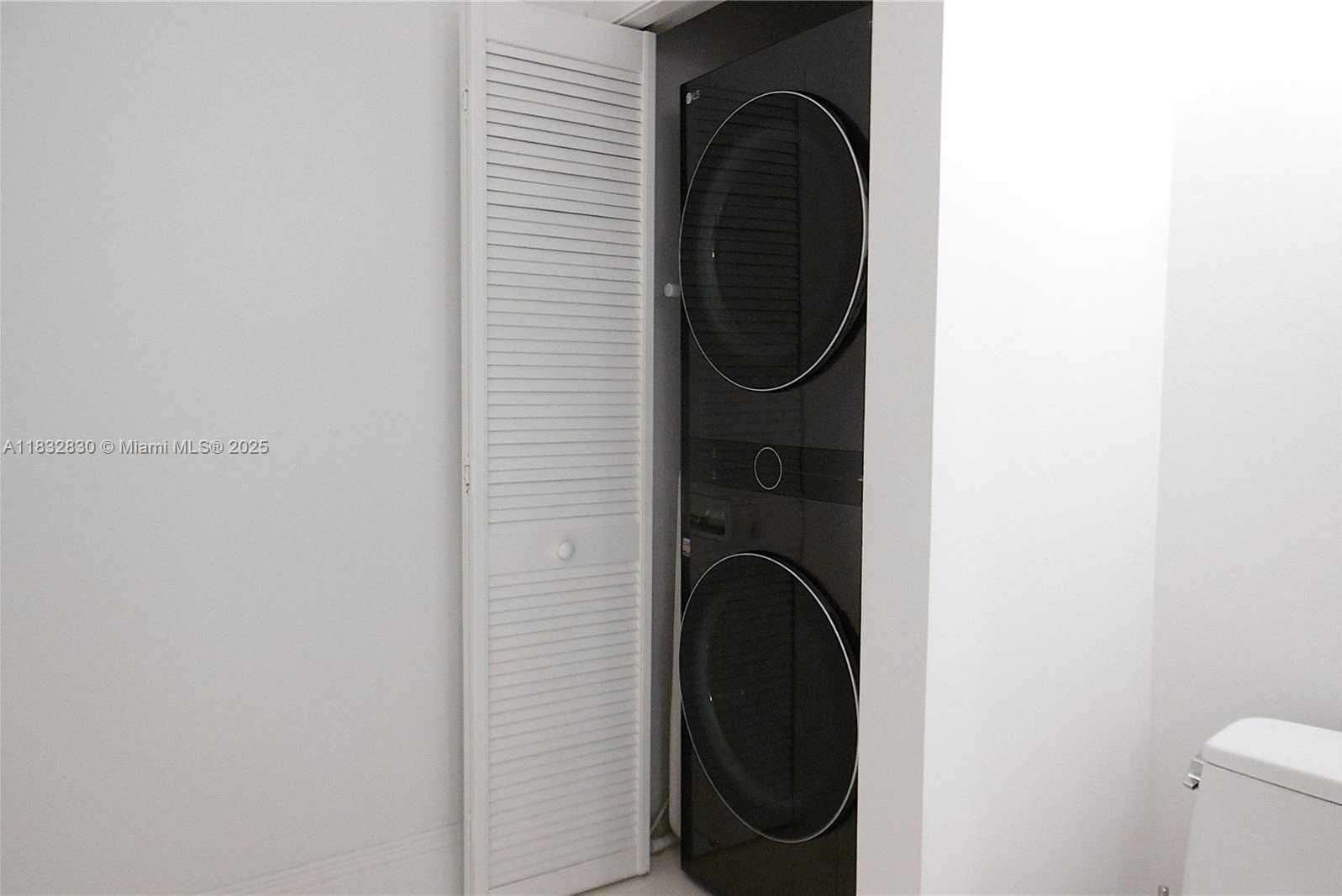 Small Image of 2001 MERIDIAN AVE #525, Miami Beach Number 15