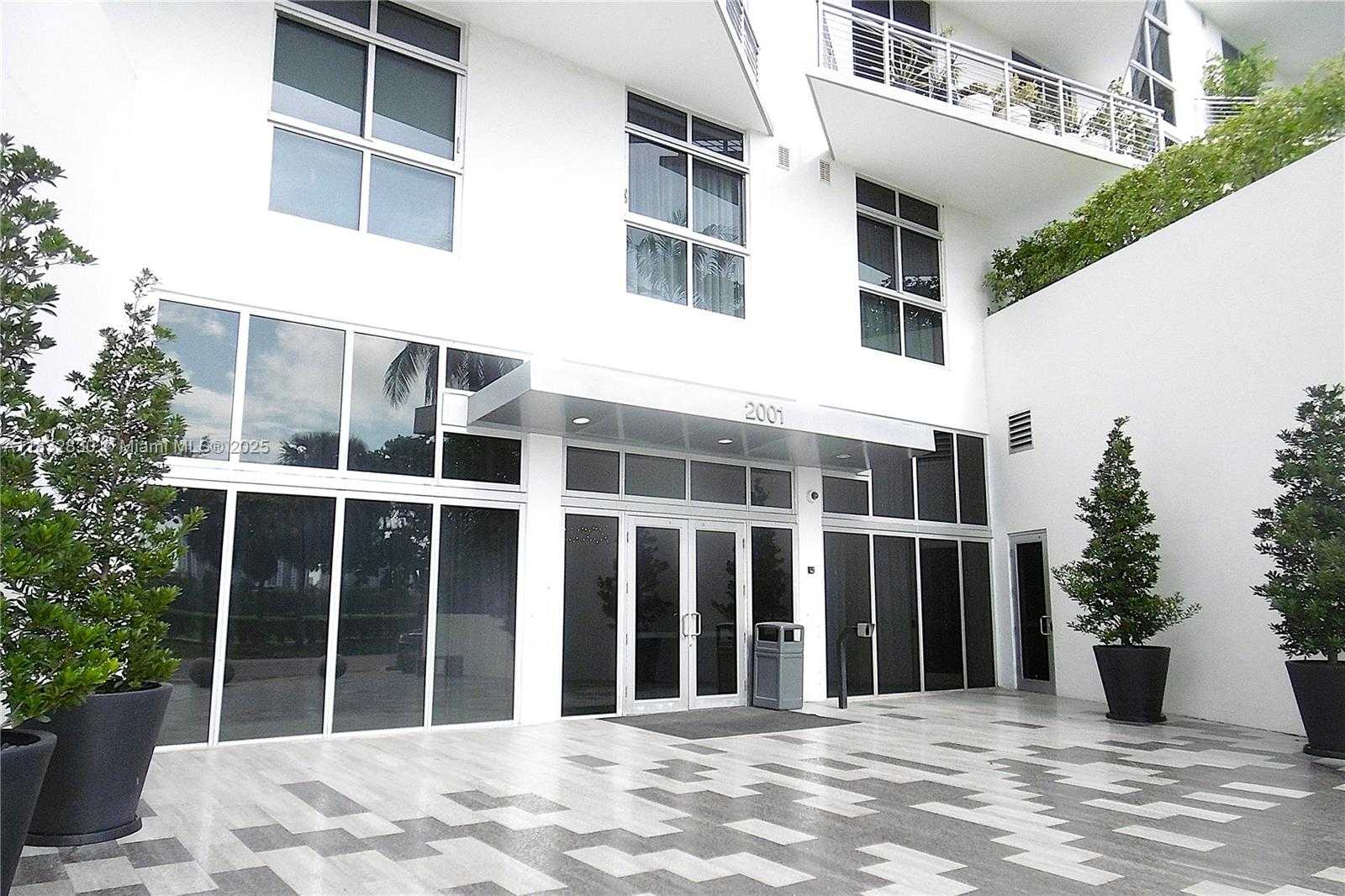 Small Image of 2001 MERIDIAN AVE #525, Miami Beach Number 2