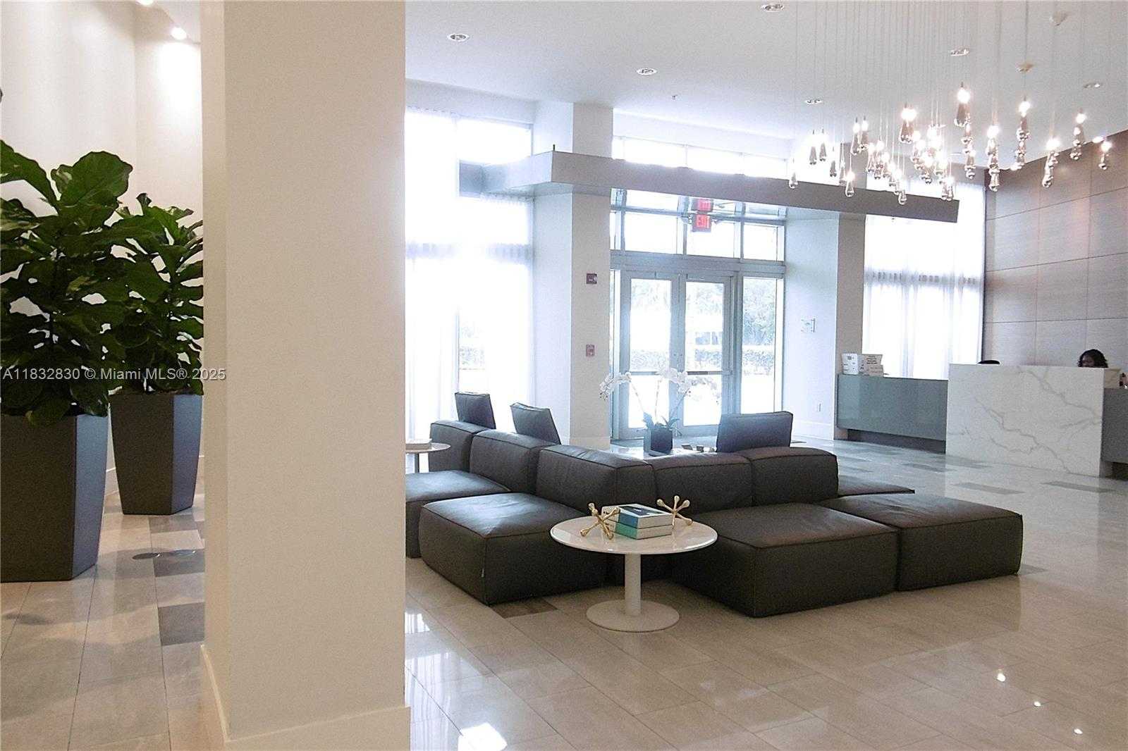 Small Image of 2001 MERIDIAN AVE #525, Miami Beach Number 3
