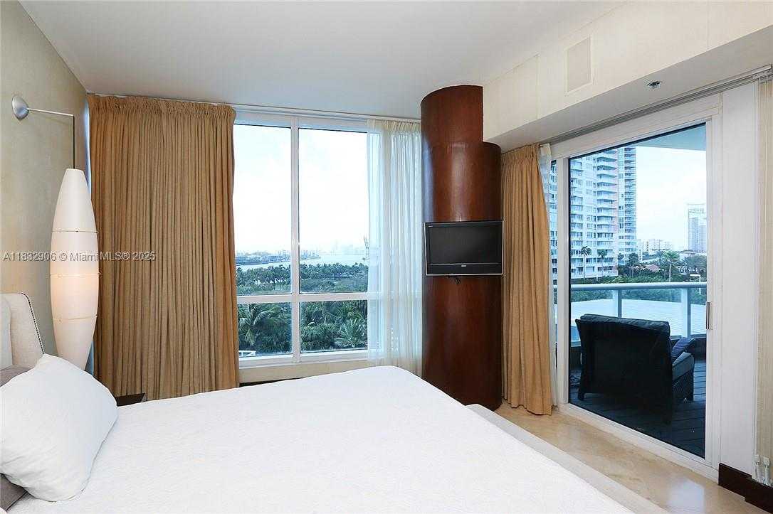 Small Image of 100 SOUTH POINTE DR #601, Miami Beach Number 13