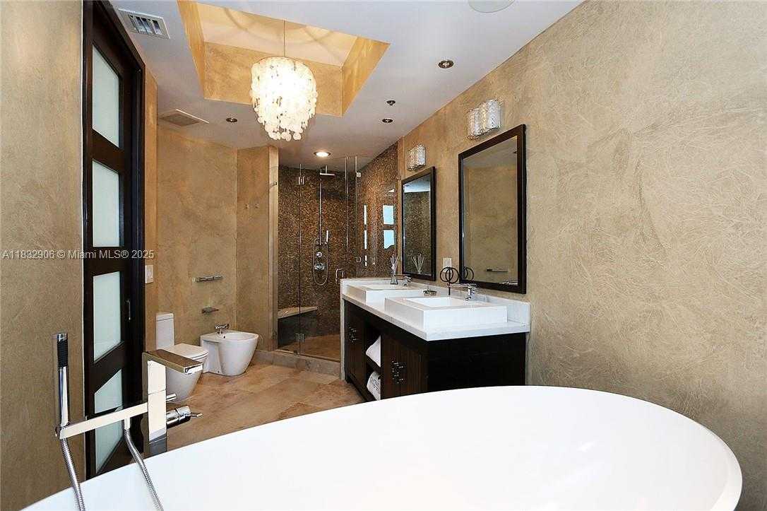 Small Image of 100 SOUTH POINTE DR #601, Miami Beach Number 15