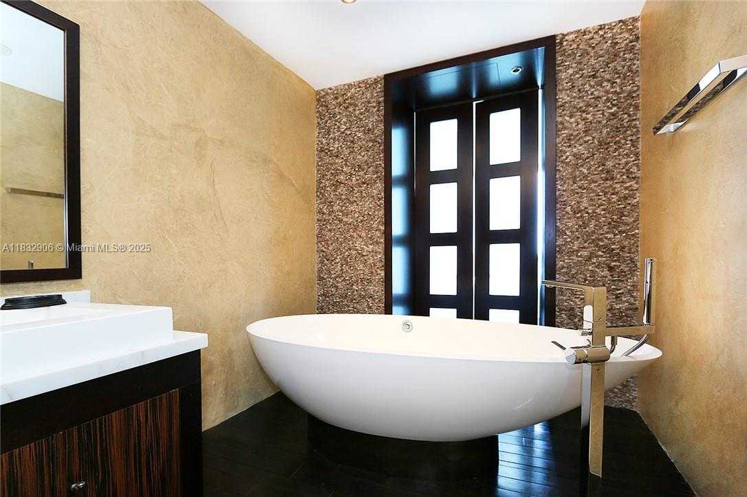 Small Image of 100 SOUTH POINTE DR #601, Miami Beach Number 16