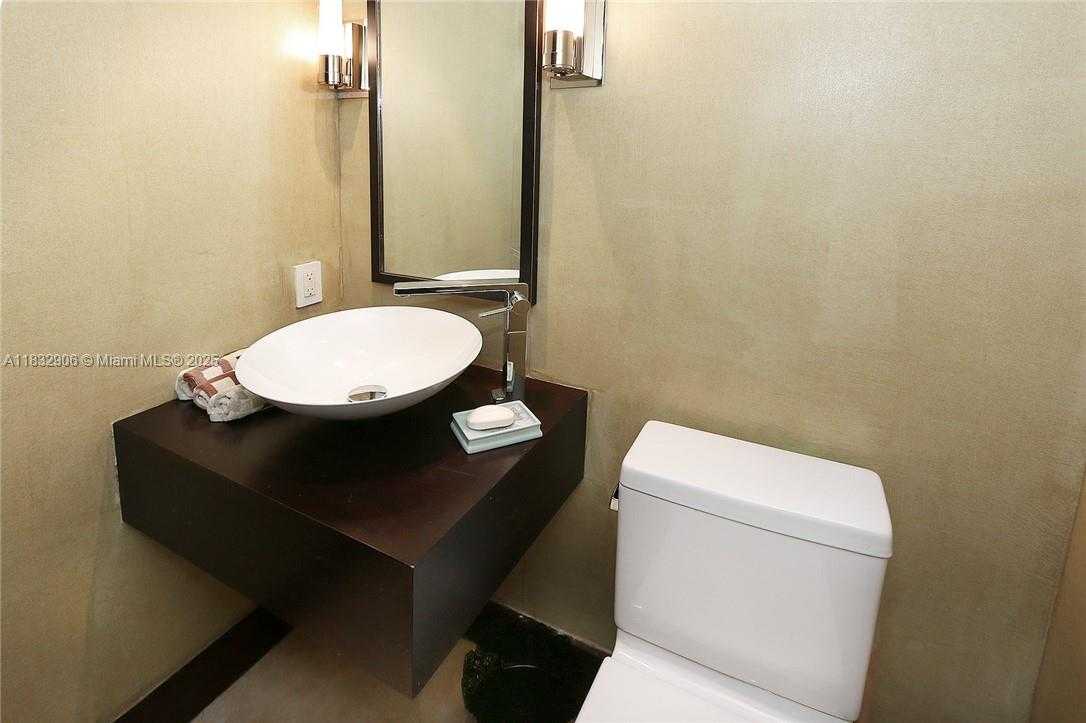 Small Image of 100 SOUTH POINTE DR #601, Miami Beach Number 18