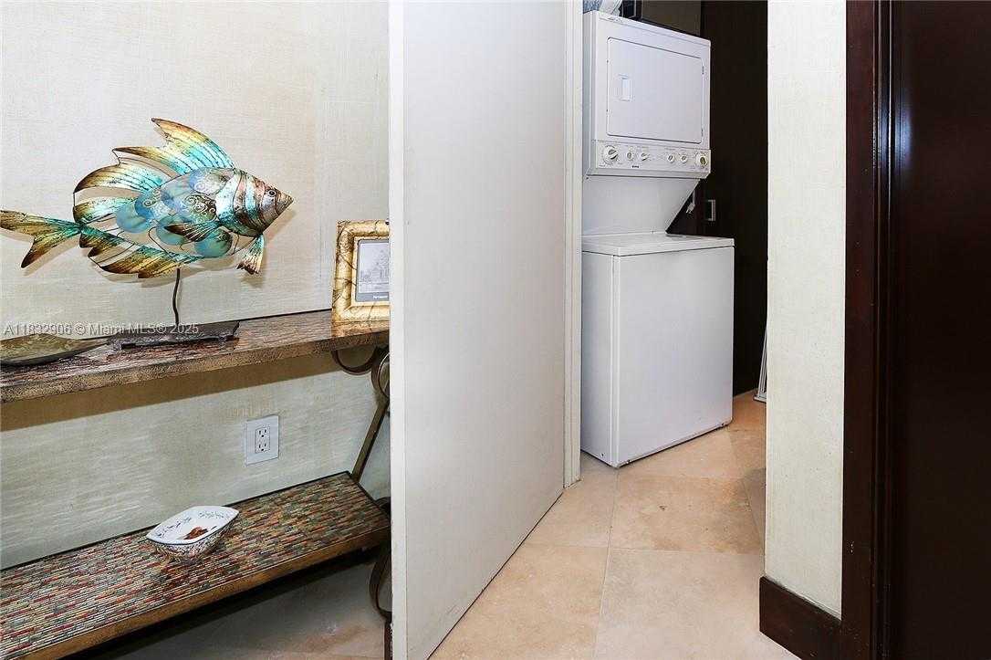Small Image of 100 SOUTH POINTE DR #601, Miami Beach Number 19