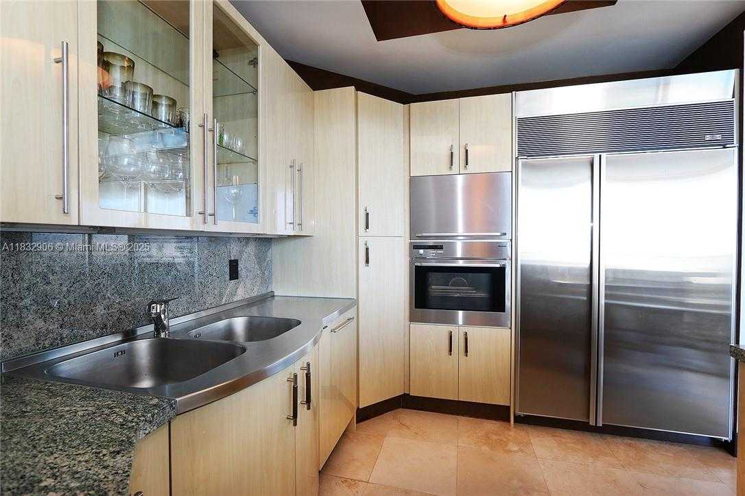 Small Image of 100 SOUTH POINTE DR #601, Miami Beach Number 3