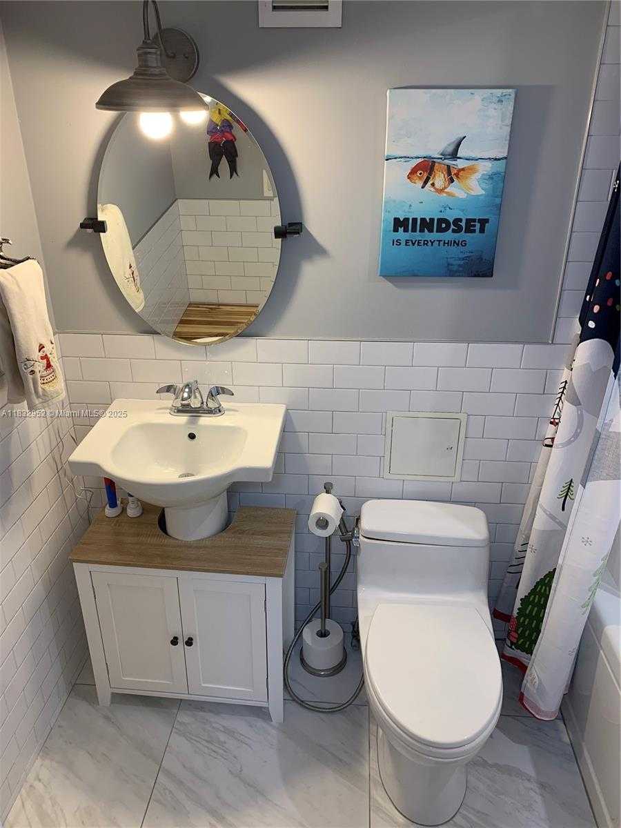 Small Image of 6039 COLLINS AVE #529, Miami Beach Number 10